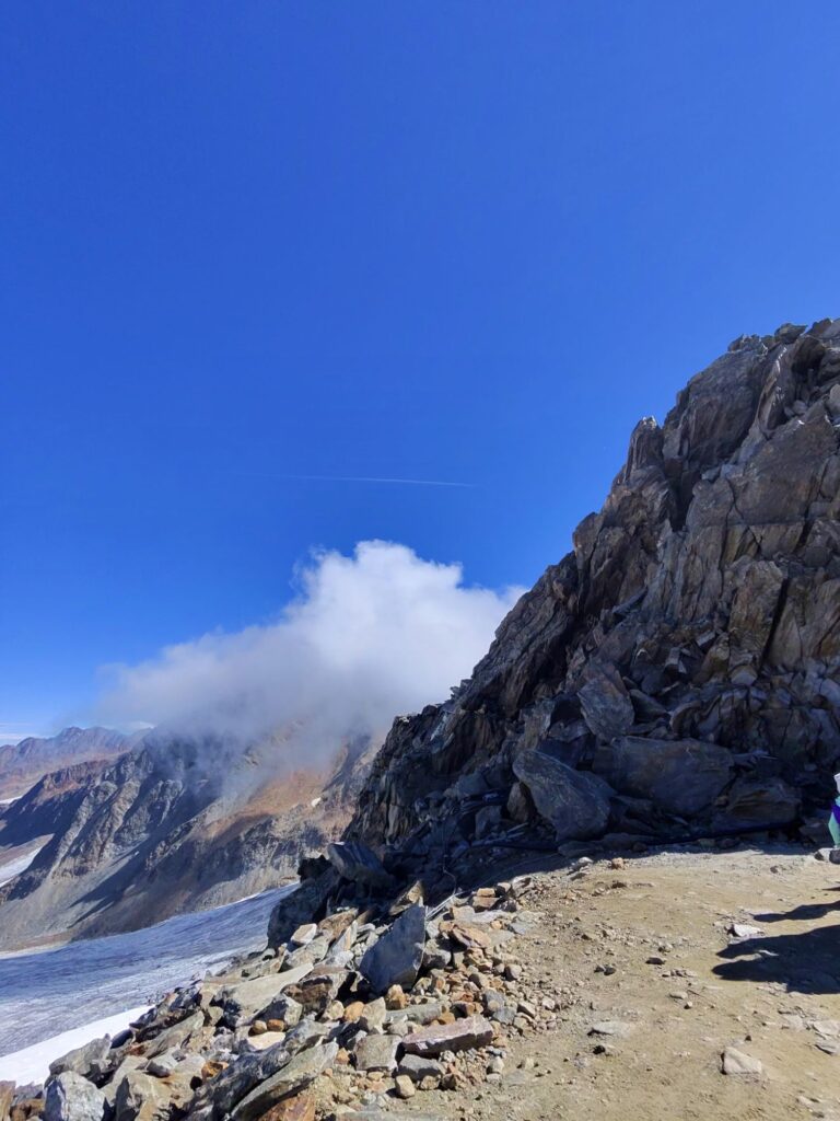 „Schnalstal in Südtirol (Val Senales) mit alpiner Berglandschaft, Gletschern und Wanderwegen in den Ötztaler Alpen“